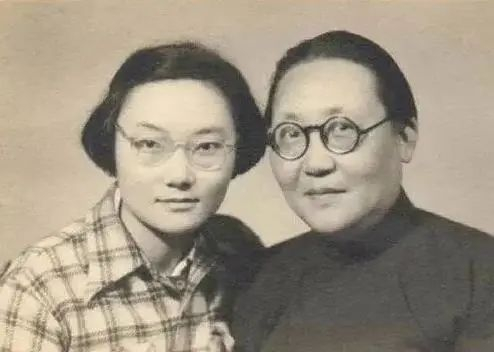 闻玉梅与母亲桂质良（右）