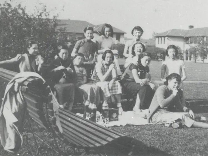 昔日圣玛利亚女中学生在草上聚会