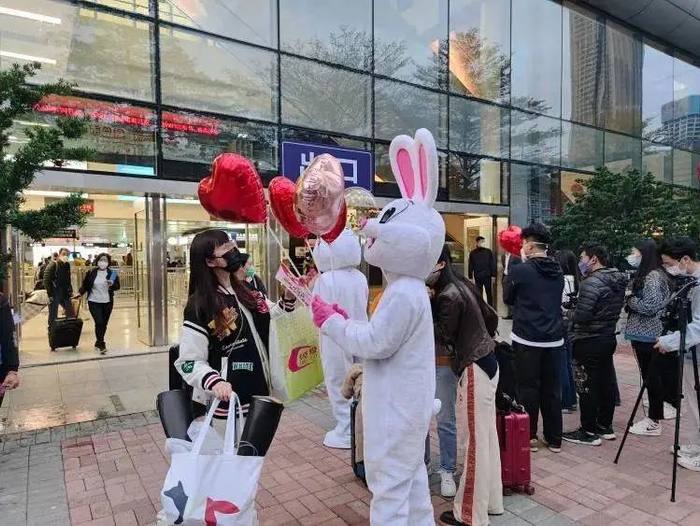 一名女学生收到气球的一刻，满脸惊喜