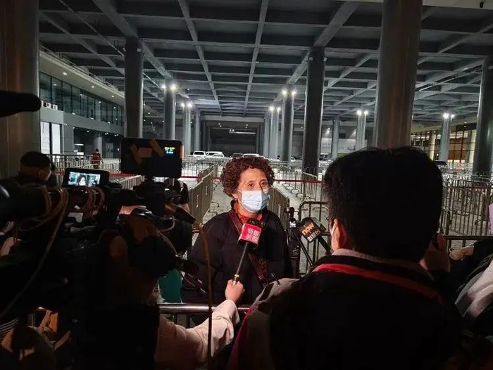 刘阿姨的眼神里，满怀喜悦