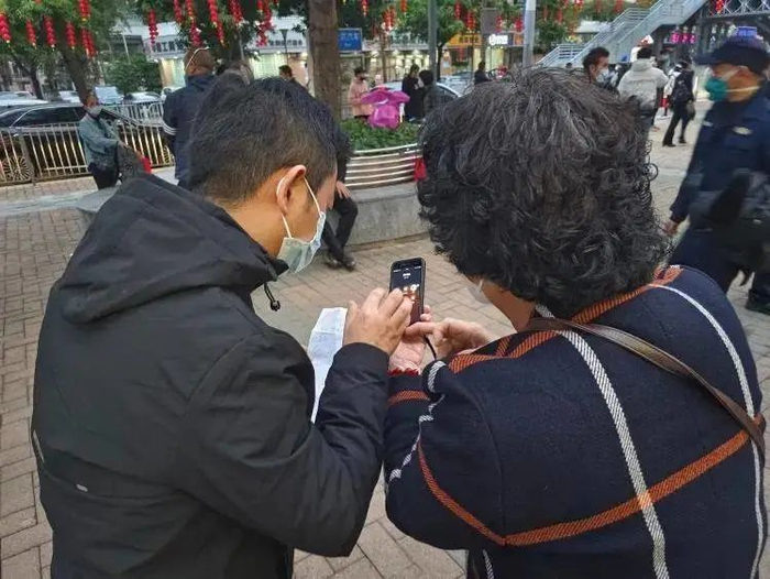 路人的热心，让福田口岸门前的裕亨路，更温暖了