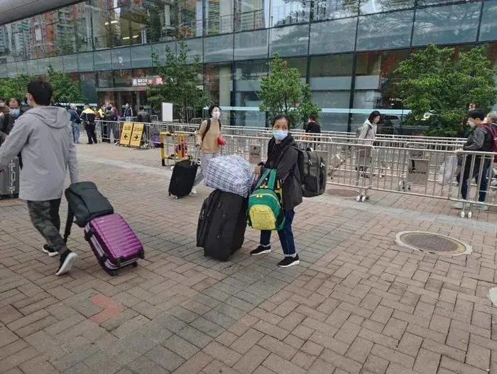 这么多行李，阿姨手都酸了，但心情却格外开心