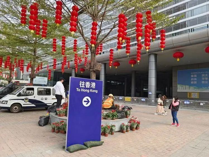 通关前一天，树上灯笼高高挂，口岸有了团聚和年味的感觉