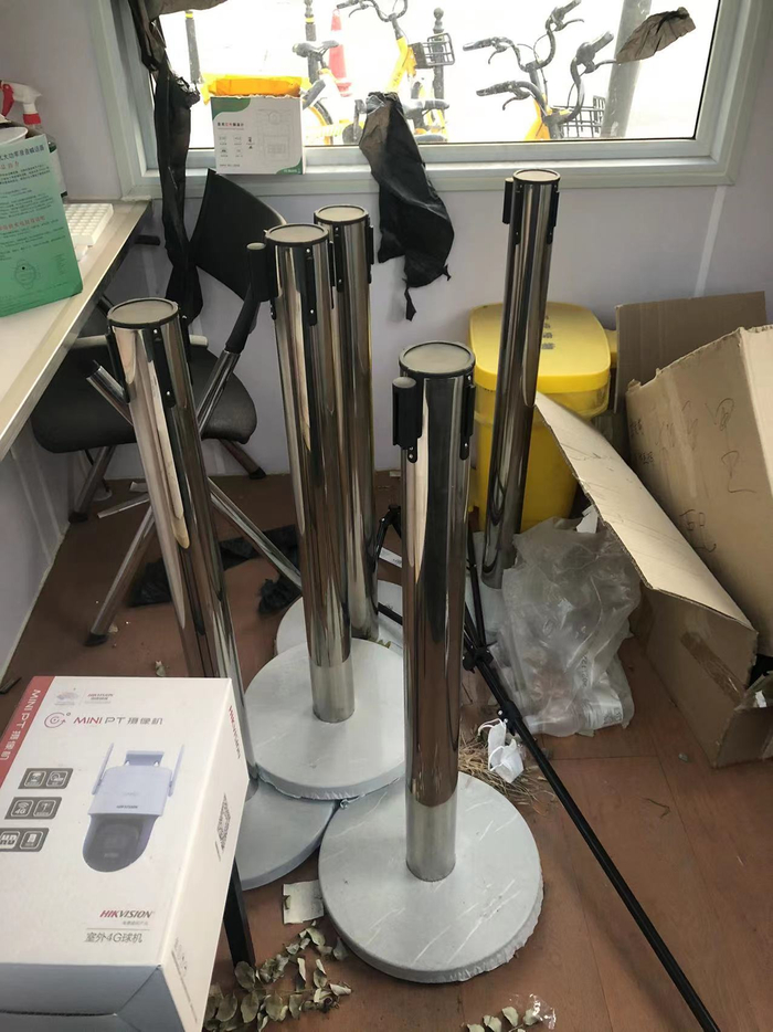 安定门外大街上，一座早已不用的核酸检测亭里物品堆放凌乱。