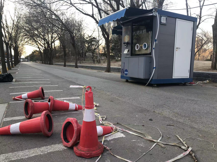 健安东路上的核酸检测亭已经闲置。