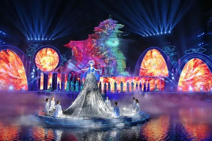 大型实景演出《浪淘沙•北戴河》在北戴河碧螺塔酒吧公园惊艳了游客。姜涛摄