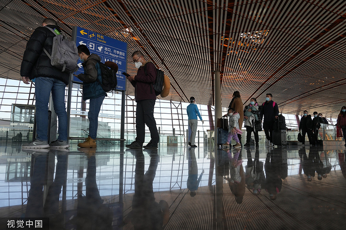 2023年1月8日，北京，恢复直航北京的国际航班旅客抵达首都机场。人民视觉&nbsp; 图