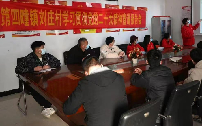 河北曲周，科技小院师生在村里举行二十大精神宣讲会。受访者供图