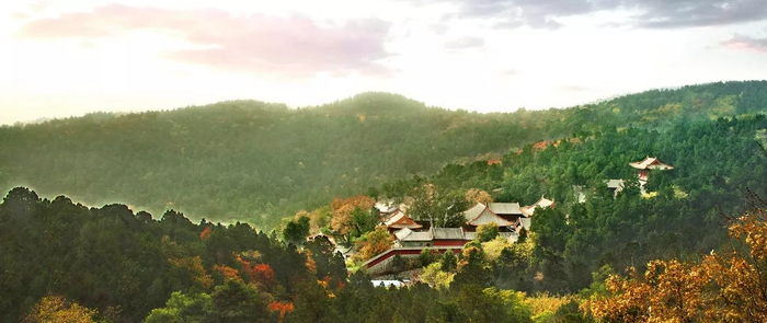       位于翠微山麓的法海寺     