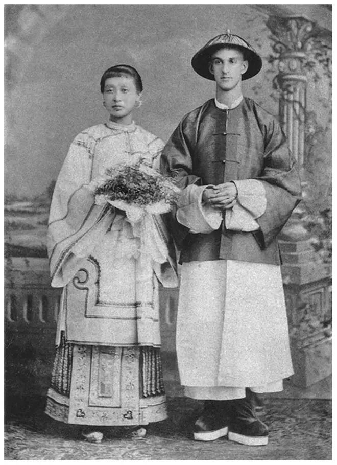 第一任校长黄素娥（左）与卜舫济的中式婚礼照