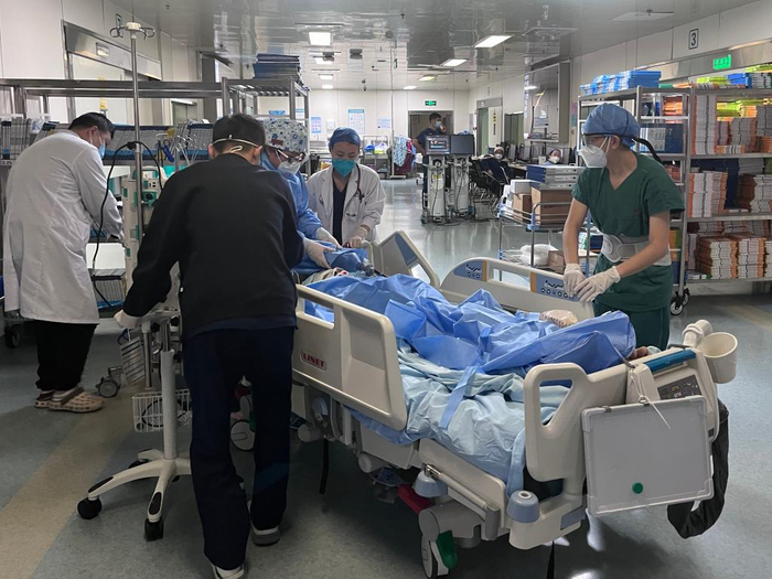 医护人员将患者从导管室内推出。（新华社记者杨思琪摄）