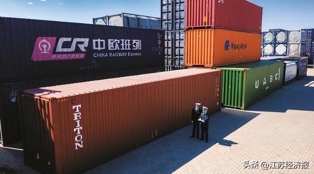 南京海关关员在铁路监管场地对中欧班列出口货物开展查验作业。杨 阳 摄