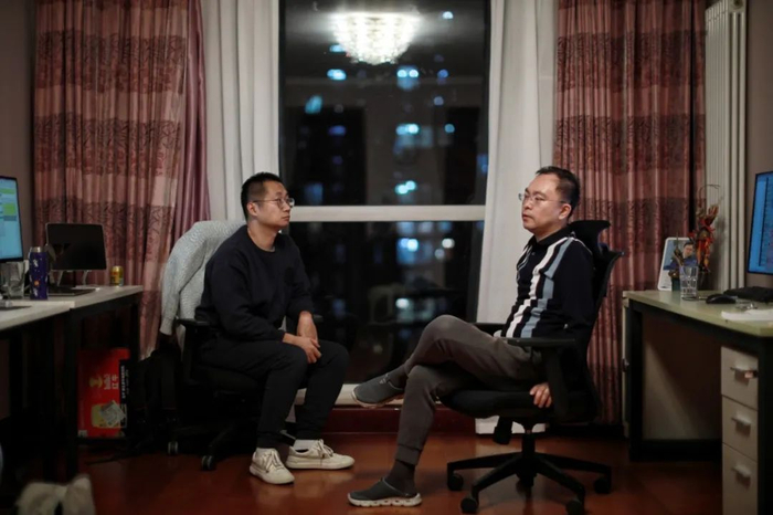 ▲2022年12月31日，蔡磊（右）在办公室和同事讨论工作。新京报记者 王嘉宁 摄