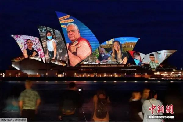 资料图：悉尼歌剧院举行投影秀 致敬抗疫医护人员。