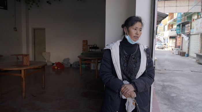 1月8日，瑞丽姐告国门附近，江姐站在自己的饭店门口。