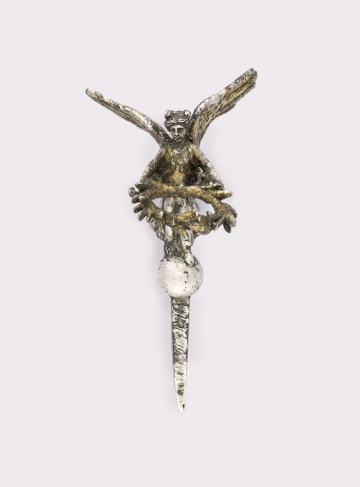 展翅的尼姬形银饰针 约公元100—200年