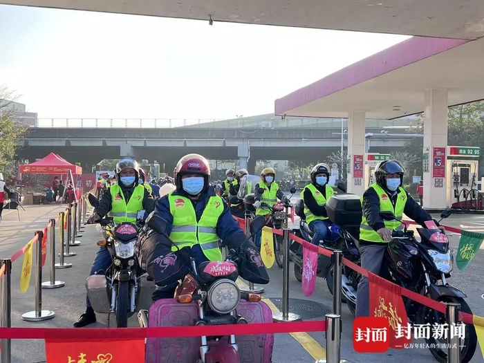 “摩托大军”在加油站加油后出发