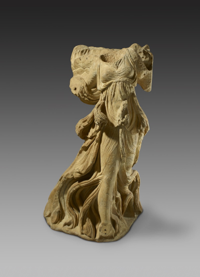 衣袂飘飘的带翼尼姬雕像