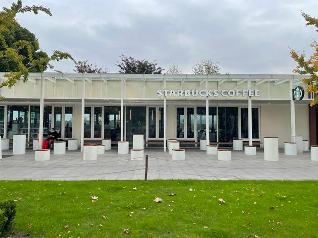 2022年11月25日，在龙腾大道上看龙美术馆附近的星巴克咖啡店，店内几乎坐满了人。澎湃研究所研究员 吕正音 图