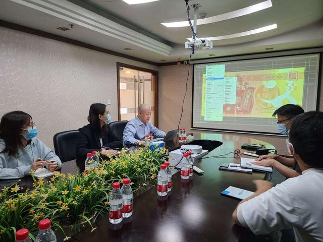 刘宏声团队正在讨论财神钞设计方案（左三为刘宏声）。受访单位供图。