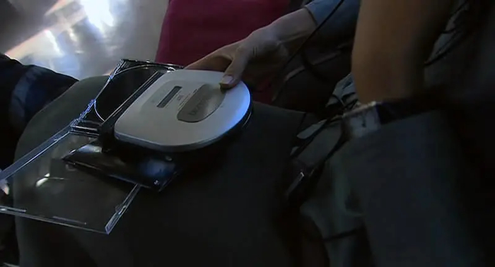 古早的CD机。/《关于莉莉周的一切》