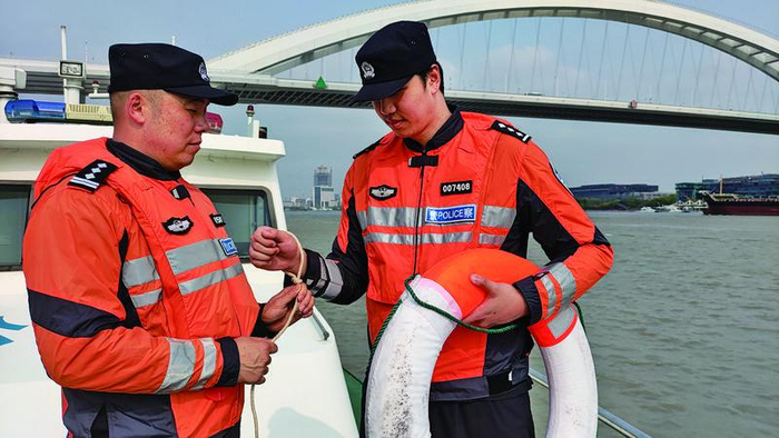 蒋海琦（右）拿着救生装备准备救人。 受访者供图