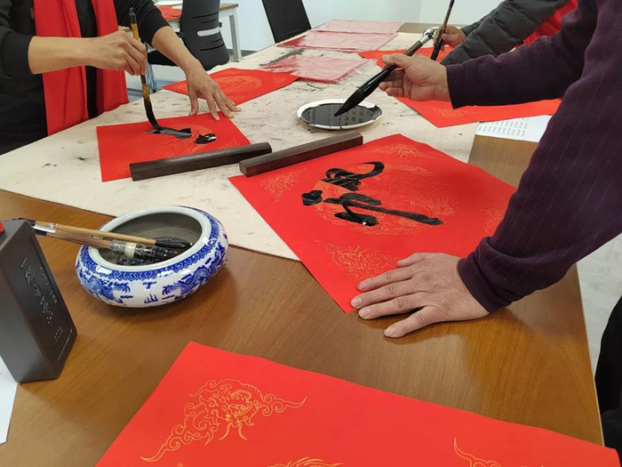 新春走基层丨“喜迎新春送春联”活动在爱景社区文化站举行__财经头条