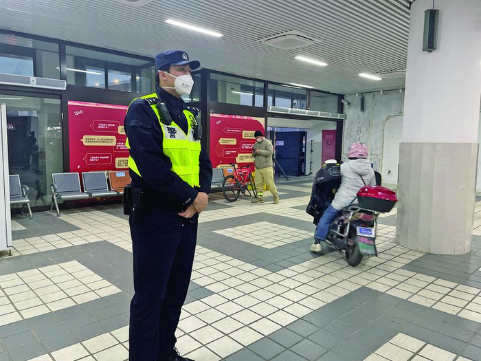 1月1日，蒋海琦在陆家浜渡口值班。 新京报记者 徐巧丽 摄