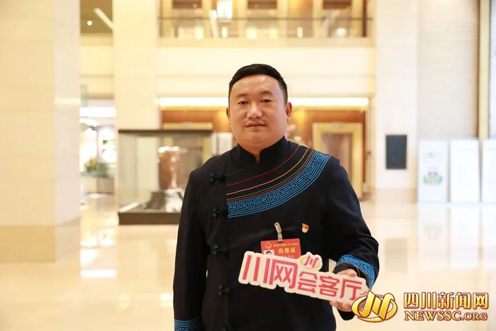 四川省人大代表、凉山州雷波县上田坝镇卢芸寨子村党支部书记、村委会主任阿合尔以