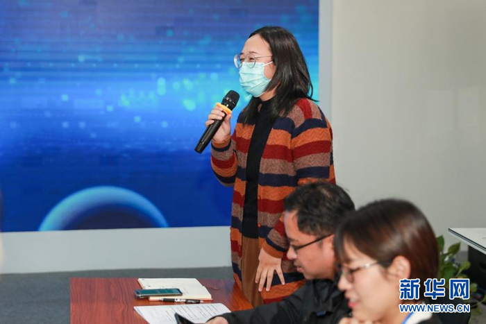 　　1月10日，新华网第十三届“纵论天下”国际问题研讨会在北京举办。图为新华网海外传播中心编辑提问。新华网 陈杰 摄