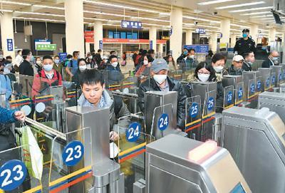 一月八日，来自香港的旅客从深圳福田口岸入境。新华社记者 梁 旭摄