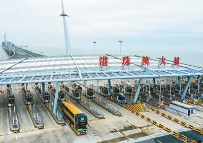 1月8日，一辆从香港开往珠海的港珠澳大桥穿梭巴士入境珠海。新华社记者 刘大伟摄
