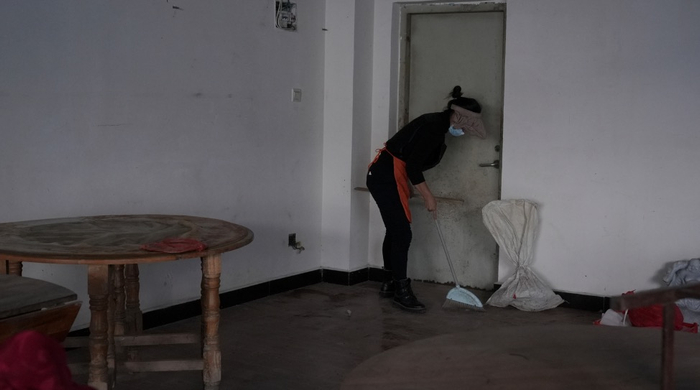 1月8日，瑞丽姐告口岸附近的一家饭店内，江姐正在打扫卫生。