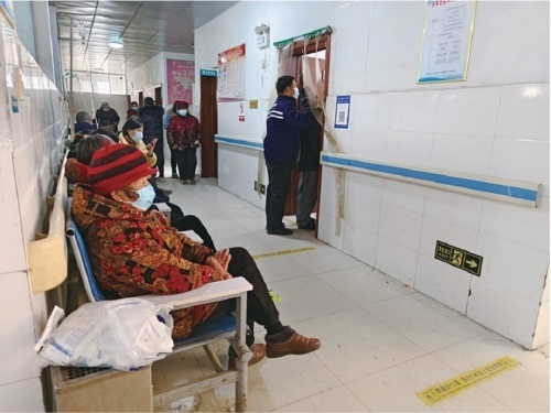 河南省长葛市石象镇卫生院等待看病的人。 农民日报·中国农网记者 张培奇、王帅杰 摄