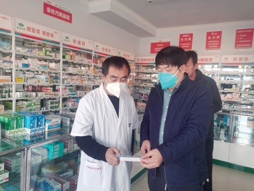 内蒙古呼和浩特市和林格尔县公喇嘛中心卫生院院长任新万（右）在与药店负责人交流。 农民日报·中国农网记者 李昊 摄