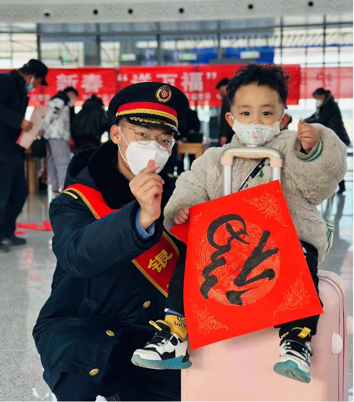 白银南站为返乡群众送上新春祝福