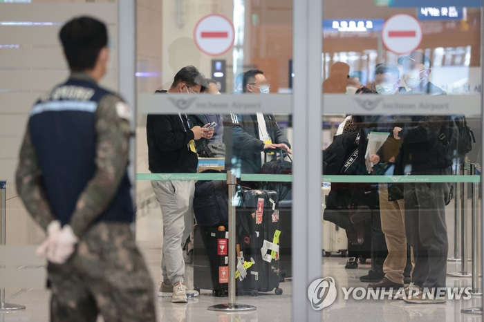 来自中国的旅客抵达韩国机场入境大厅，图自韩联社