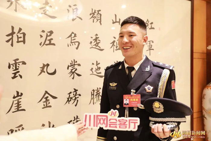 四川省十四届人大代表四郎曲批作客川网会客厅