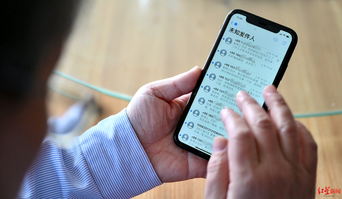 ↑秦才东展示他收到的众多求“药”信息