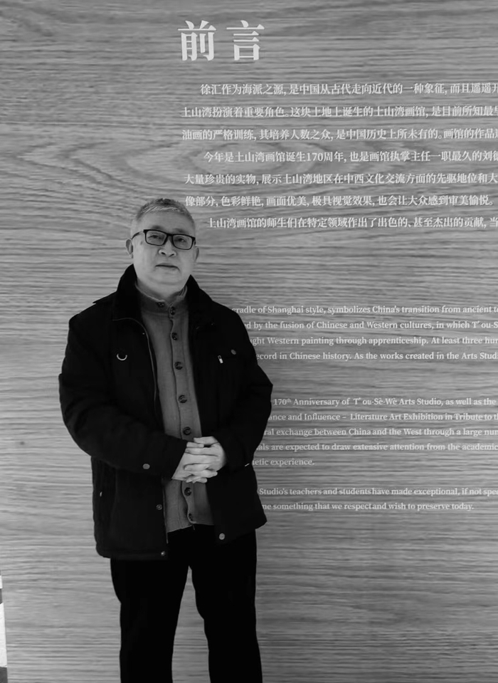 2022年12月22日，张伟摄于上海土山湾画馆建立170周年展览布展时。