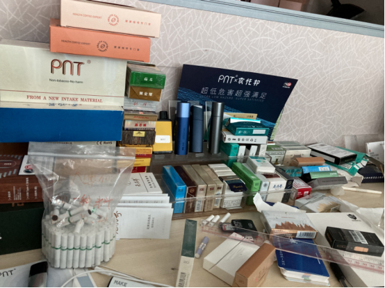 （大量电子烟仍留在凯神科技员工办公桌上）