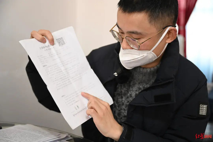 ↑楼先生翻看自己以前的检查报告