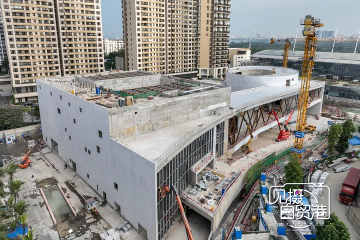 海口演艺新空间（二期）项目建设已经进入全面装饰装修阶段。武威 摄