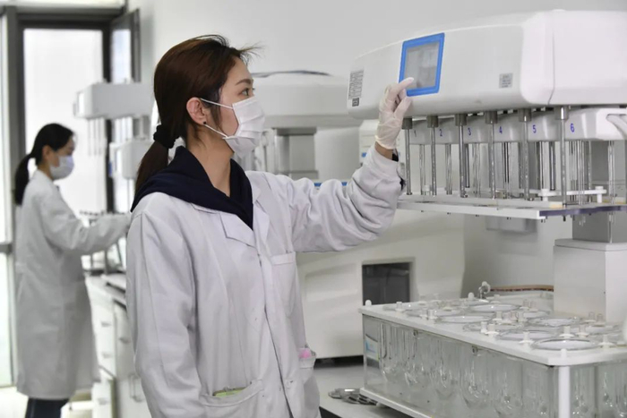 △中试基地工作人员正在进行设备调试。资料图