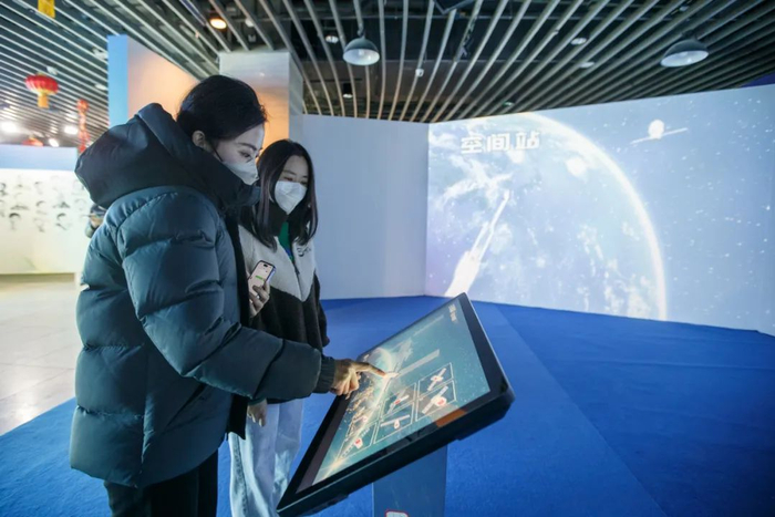▲市民在互动体验区学习“建造”中国空间站，可以“重走”港珠澳大桥。