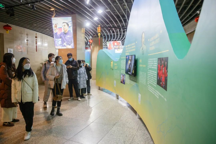 ▲市民在参观展览。新京报记者 王子诚 摄