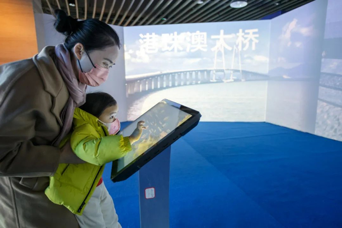 ▲市民在互动体验区学习“建造”中国空间站，可以“重走”港珠澳大桥。