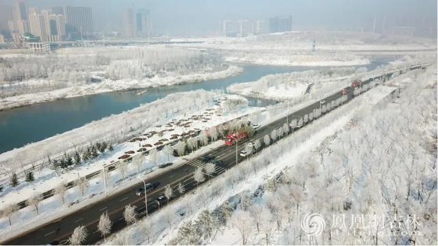 长春伊通河畔大范围雾凇。凤凰网吉林 梁琪佳 摄