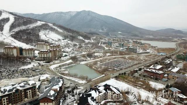 北大湖滑雪度假区酒店民宿群。凤凰网吉林 梁琪佳 摄