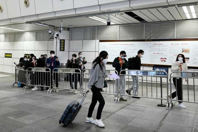 1月8日，深圳湾口岸，媒体记者拍摄当日第一位入境的旅客。陈楚红/摄